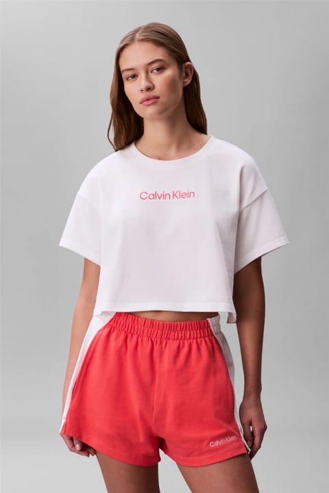 تیشرت آستین کوتاه سفید Calvin Klein با لوگوی برند مناسب استفاده روزمره