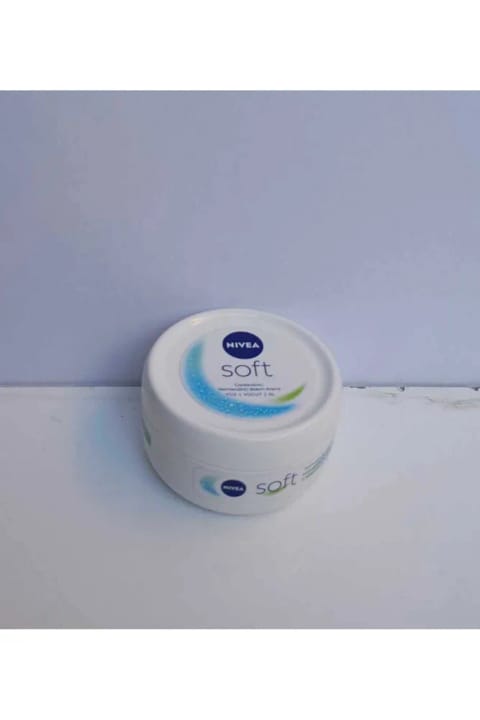 NIVEA Soft کرم مراقبتی مرطوبکننده شادابکننده برای صورت، بدن و دست ۵۰ میلیلیتر