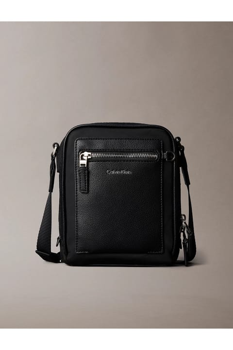 کیف دوشی مردانه Calvin Klein مشکی لوگودار مناسب استفاده روزمره