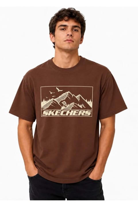 SKECHERS تیشرت مردانه Relax Fit Adventure قهوه‌ای