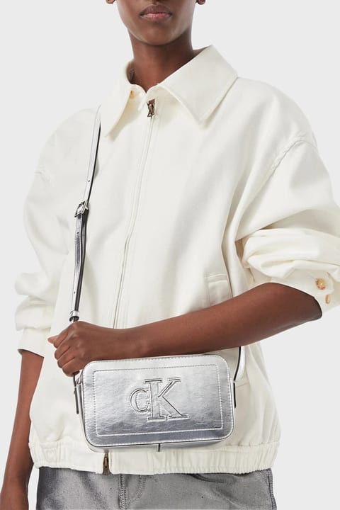 کیف دوشی زنانه Calvin Klein مدل لوگودار خاکستری مناسب استفاده روزمره