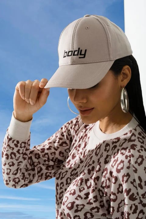 کلاه بیسبالی لبه‌دار سنگی با گلدوزی Body