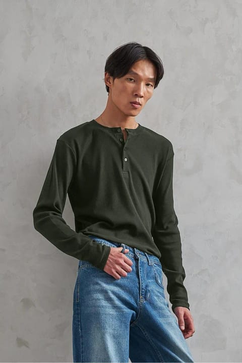 بلوز کشباف یقه Henley دکمه‌دار مردانه خاکی
