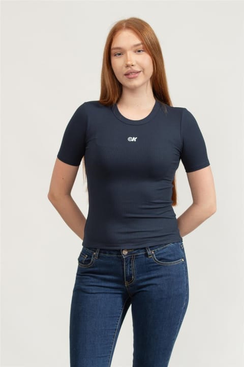 تیشرت یقه گرد زنانه Calvin Klein سرمه‌ای